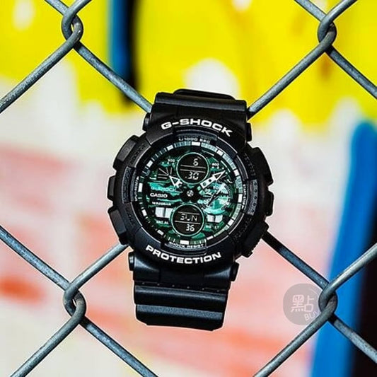 CASIO GA-140MG-1AER G-Shock 200M 防水 防震 - 手錶懸掛於鐵絲網圍欄,戶外時尚生活照