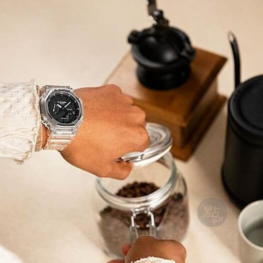 CASIO GA-2100SKE-7ADR G-Shock 200M 防水 防震 - 手錶佩戴於手腕,伸手拿咖啡豆罐時尚生活照