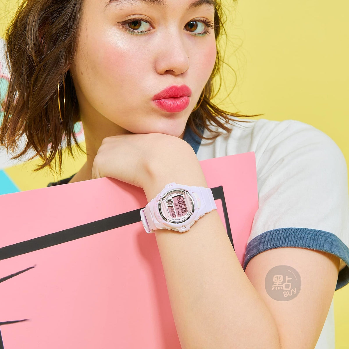 CASIO BG-169M-4DR BABY-G 女裝手錶 樹脂玻璃 粉紅色 - 佩戴於手腕特寫，黃色背景時尚生活照