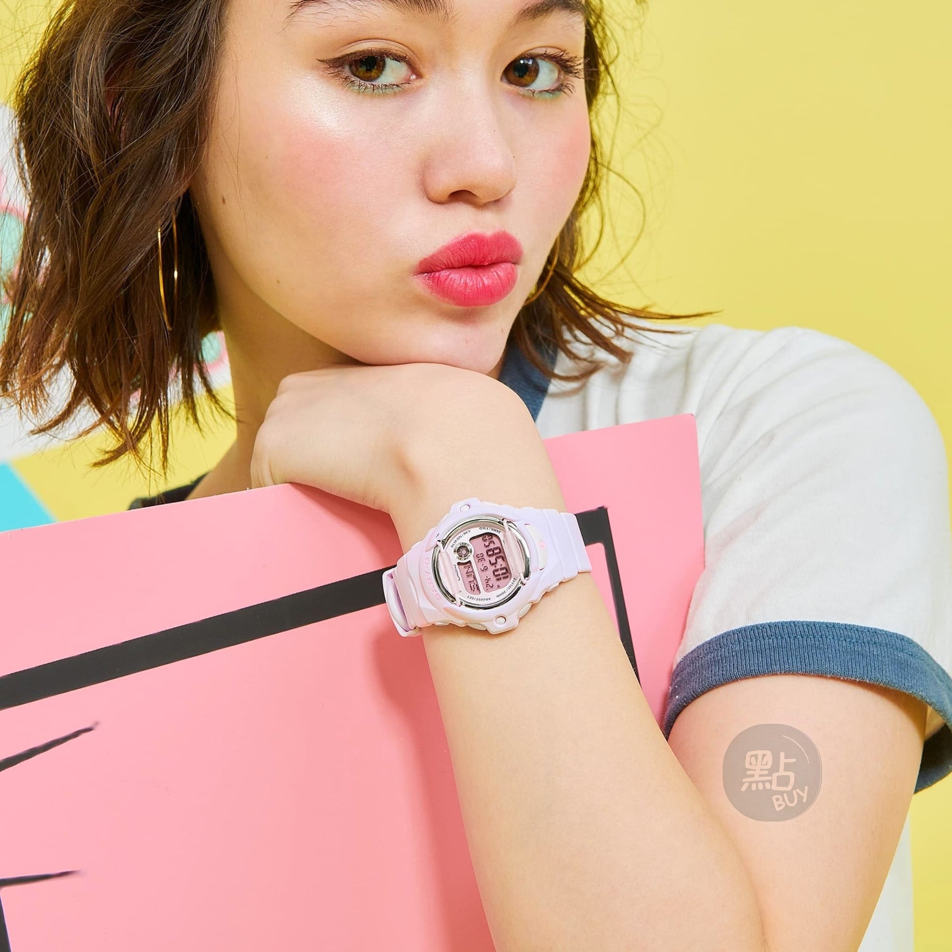 CASIO BG-169M-4DR BABY-G 女裝手錶 樹脂玻璃 粉紅色 - 佩戴於手腕特寫，黃色背景時尚生活照