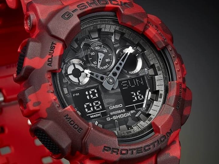 CASIO GA-100CM-4AER G-Shock 樹脂錶帶 200米防水 - 錶面及紅色迷彩錶圈特寫