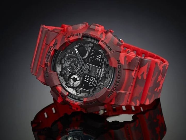CASIO GA-100CM-4AER G-Shock 樹脂錶帶 200米防水 - 深色反光背景斜角圖