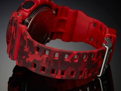 CASIO GA-100CM-4AER G-Shock 樹脂錶帶 200米防水 - 深色背景下錶背及迷彩錶帶細節