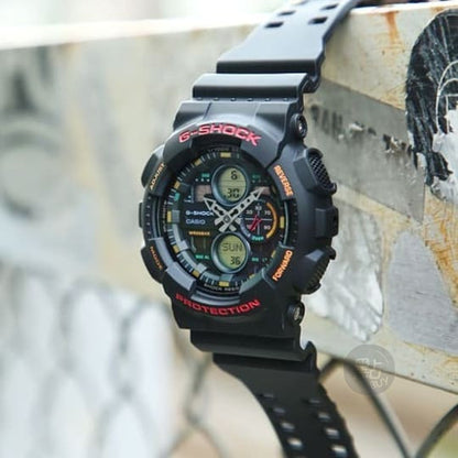 CASIO GA-140-1A4ER G-Shock 200M 防水 防震 - 手錶置於戶外生鏽水管上，時尚生活照