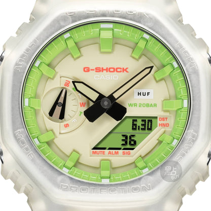CASIO GA-2100HUF-5AER G-Shock 石英米色透明中性手錶 - 錶面特寫，展示米白色錶面及綠色錶圈點綴