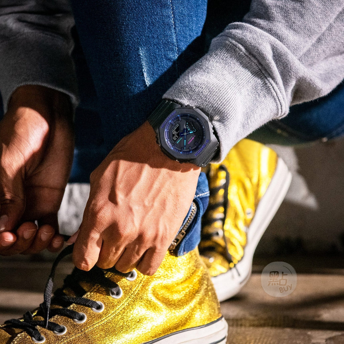 CASIO GA-2100VB-1AER G-Shock 200M 防水 防震 - 佩戴於手腕，綁黃色波鞋鞋帶時尚生活照