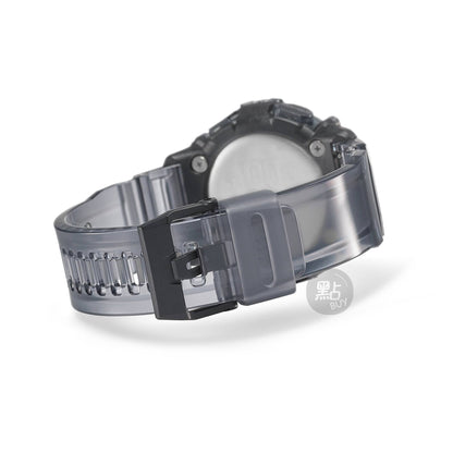 CASIO GA-2200SKL-8AER G-Shock 樹脂錶帶 200米防水 - 手錶垂直懸掛，白色背景側面圖