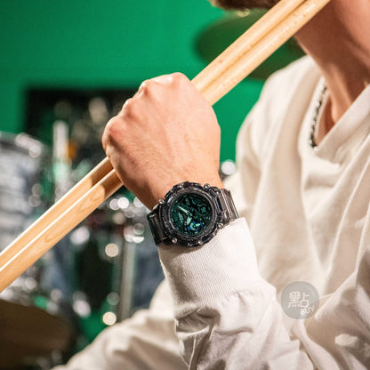 CASIO GA-2200SKL-8AER G-Shock 樹脂錶帶 200米防水 - 手錶佩戴於手腕，高舉鼓棒時尚生活照
