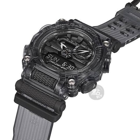 CASIO GA-900SKE-8AJR G-Shock 200M 防水 防震 - 斜角特寫，展示半透明錶殼及編織紋錶帶