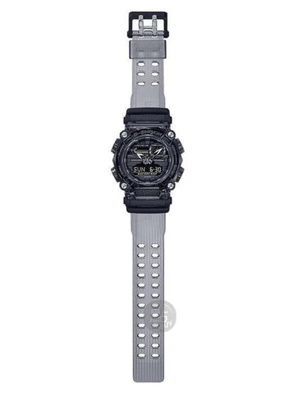 CASIO GA-900SKE-8AJR G-Shock 200M 防水 防震 - 全身圖，展示灰色編織紋錶帶