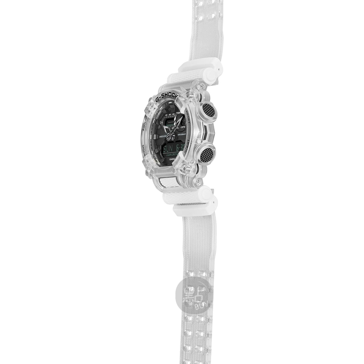 CASIO GA-900SKL-7AER G-Shock 200M 防水 防震 - 側角圖，展示錶殼及錶帶質感