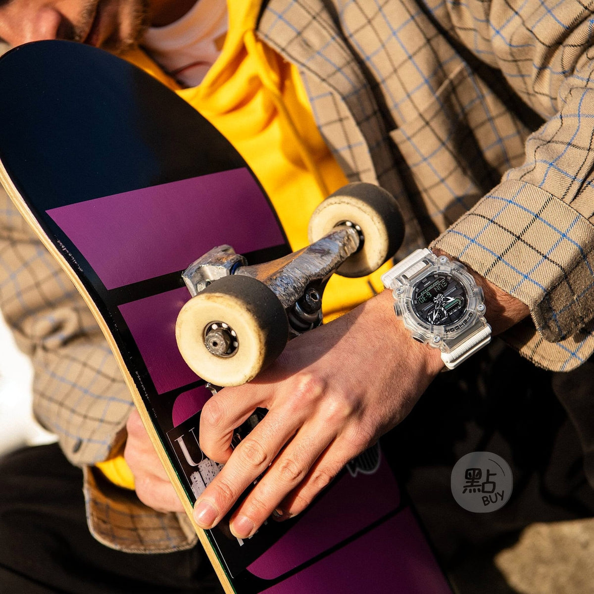 CASIO GA-900SKL-7AER G-Shock 200M 防水 防震 - 佩戴於手腕，配滑板時尚生活照