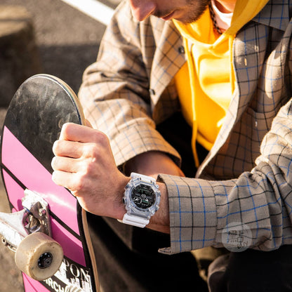 CASIO GA-900SKL-7AER G-Shock 200M 防水 防震 - 佩戴於手腕特寫，戶外時尚生活場景