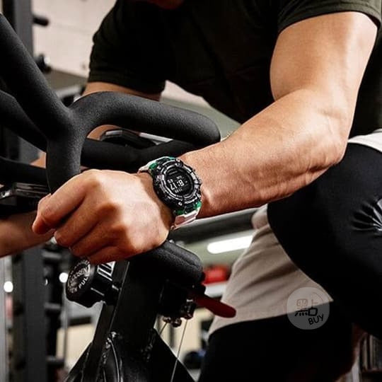 CASIO GBD-100SM-1A7ER G-Shock 200M 防水 防震 - 佩戴於手腕，踩單車健身時尚生活照