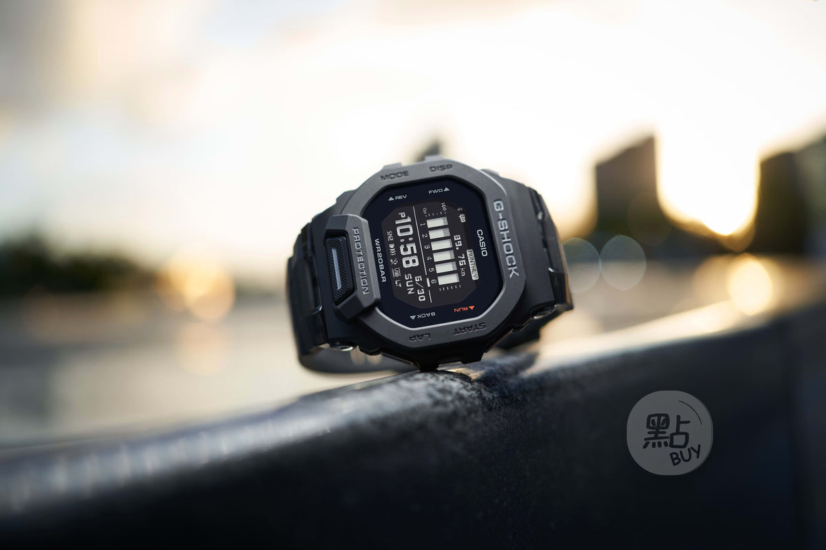CASIO GBD-200-1DR G-Squad GBD-200 系列手錶 - 手錶置於戶外日出場景，金屬欄杆時尚生活照