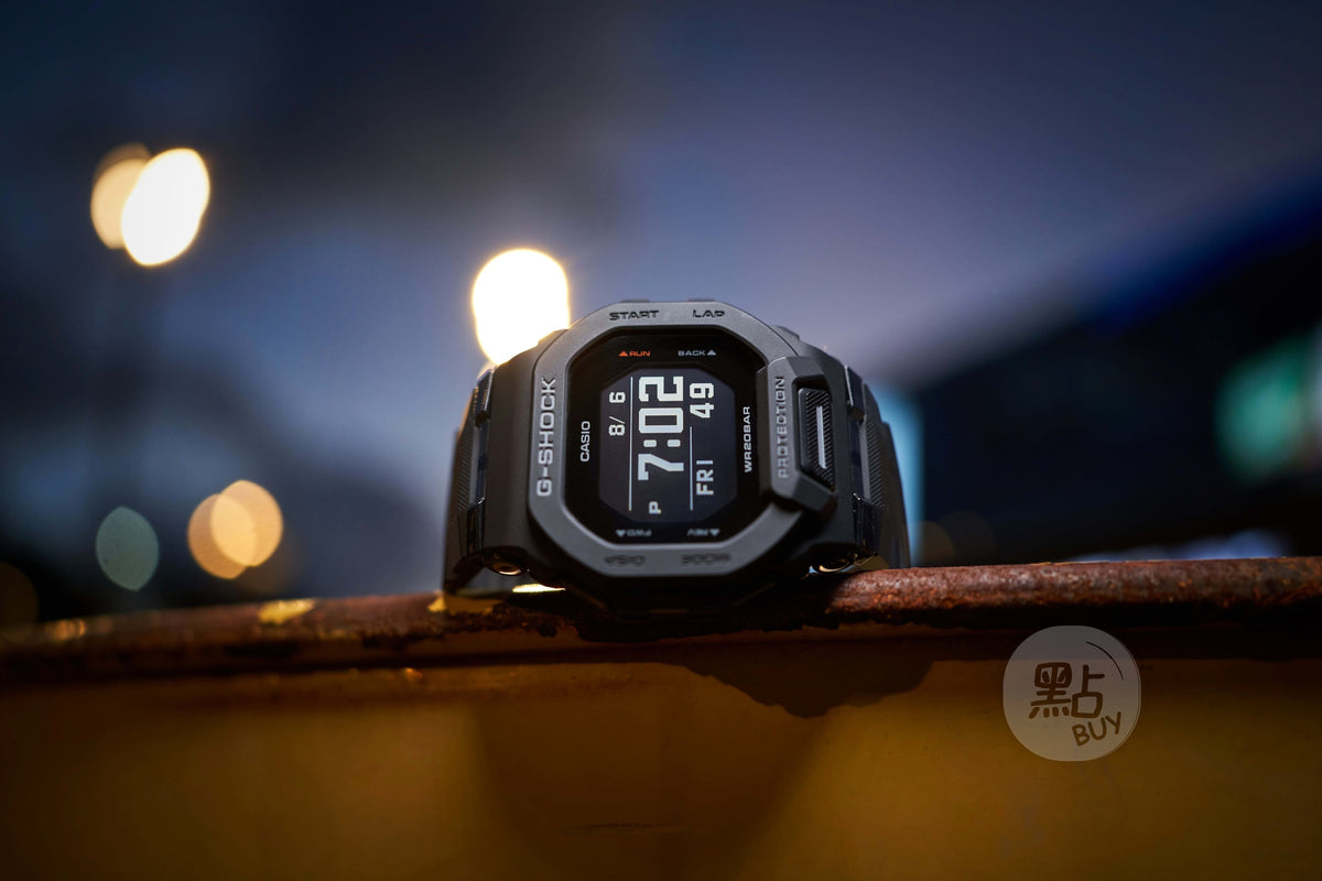CASIO GBD-200-1DR G-Squad GBD-200 系列手錶 - 手錶夜景照，背景為城市燈光散景時尚生活照