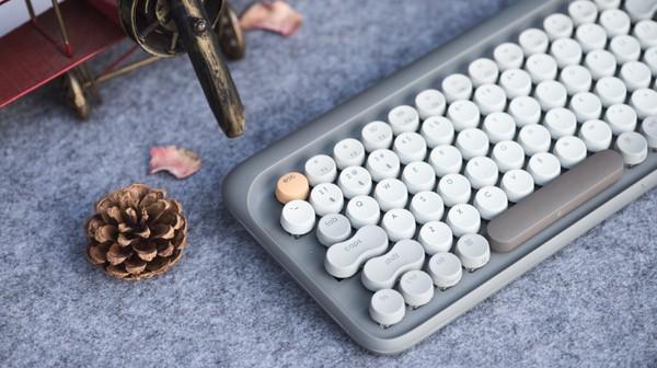 Lofree-Wireless-Mac-Mechanical-Keyboard-Autumnal-Grey-working