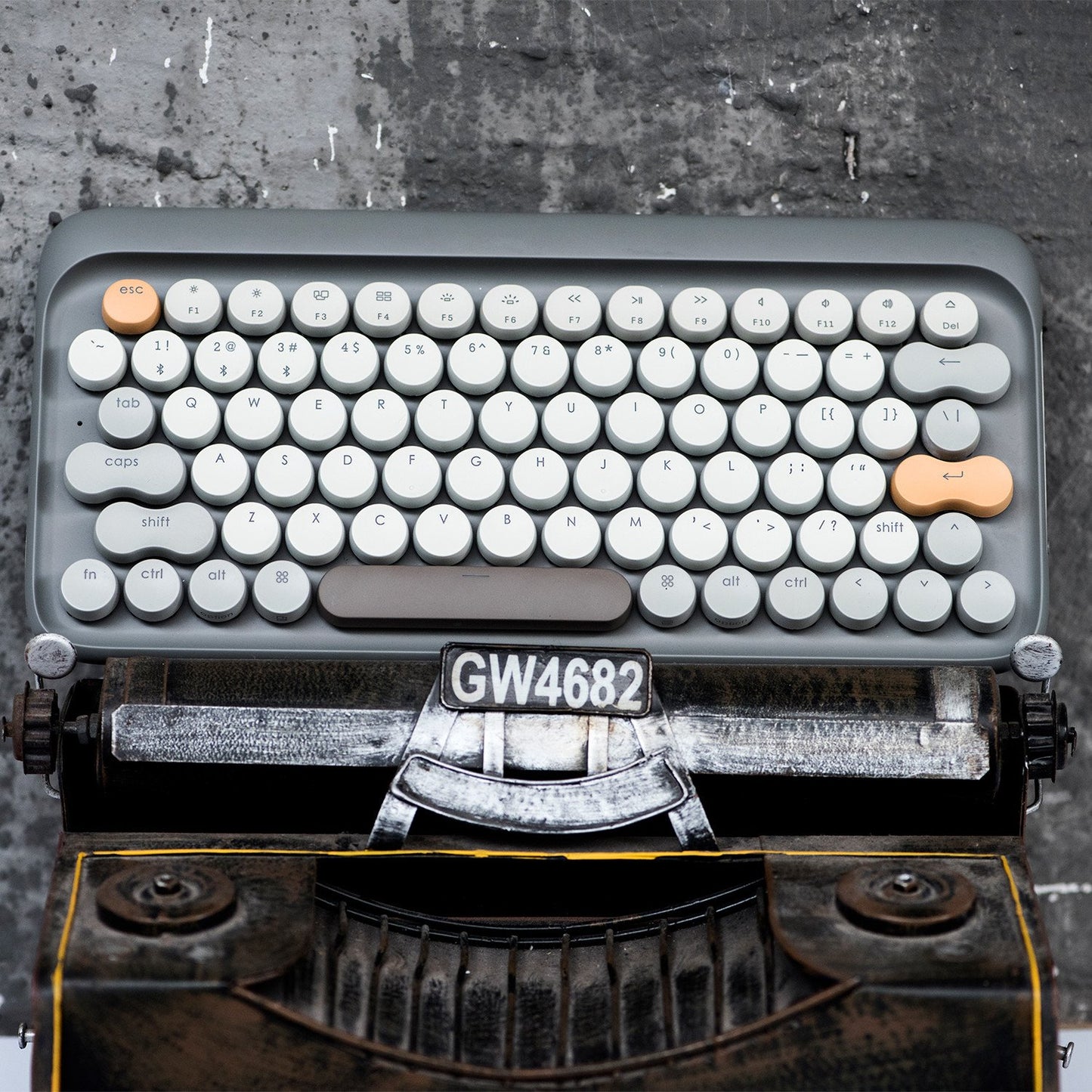 Lofree-Wireless-Mac-Mechanical-Keyboard-Autumnal-Grey-typing